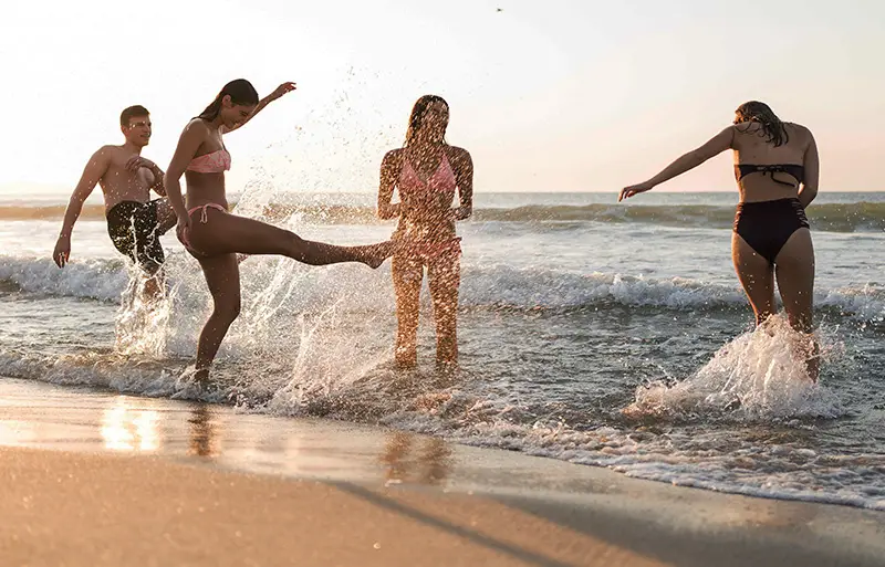 بیکینی صورتی در حال آب بازی